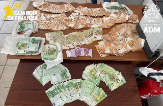 Ancona – Controlli al porto, scoperti 240mila euro occultati nel bagaglio a mano